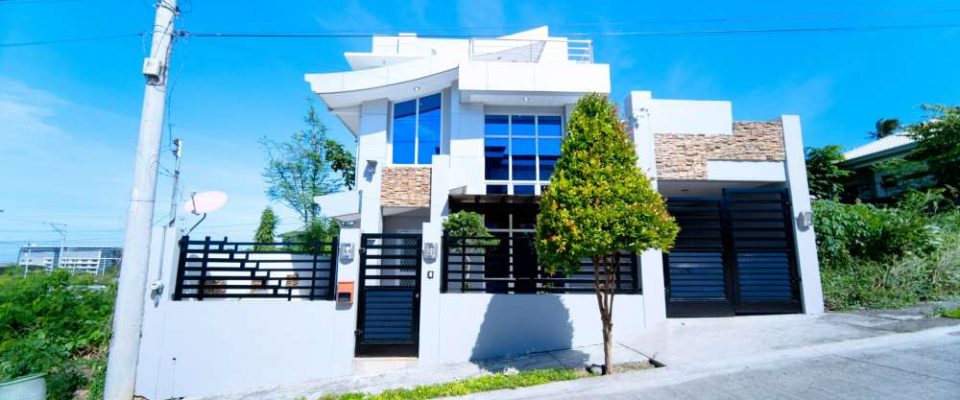 𝟑𝟎𝟎sqm Lot with 4-𝐁𝐑 𝐇𝐨𝐮𝐬𝐞 𝐟𝐨𝐫 𝐒𝐚𝐥𝐞 - 𝐅𝐫𝐨𝐧𝐭𝐢𝐧𝐠 𝐃𝐚𝐯𝐚𝐨 𝐀𝐢𝐫𝐩𝐨𝐫𝐭, 𝐍𝐞𝐚𝐫 𝐒𝐞𝐚𝐩𝐨𝐫𝐭 - 𝐆𝐫𝐞𝐚𝐭 𝐋𝐨𝐜𝐚𝐭𝐢𝐨𝐧! in Davao City